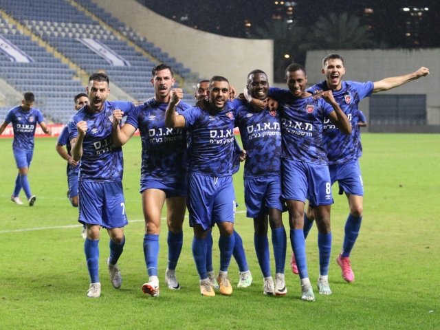 שחקני כפר קאסם. רוצים לחגוג גם השבוע (מדיה מ.ס כפר קאסם)